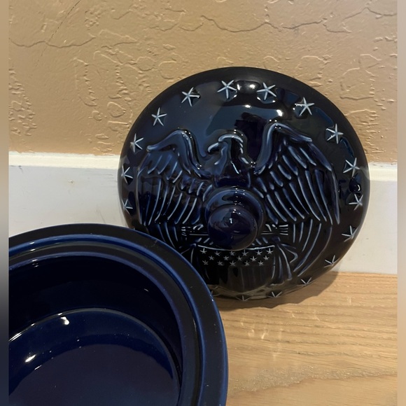 Longaberger navy Pottery 1 1/2 quart with Lid Patriotic Design - Picture 3 of 11